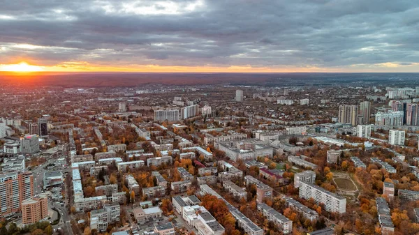 Vista Aérea Viva Del Atardecer Ciudad Otoñal Con Sol Brillando — Foto de Stock