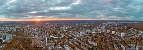 Aerial Jesień Miasto Zachód Słońca Szeroki Widok Panoramy Słońcem Świeci — Zdjęcie stockowe