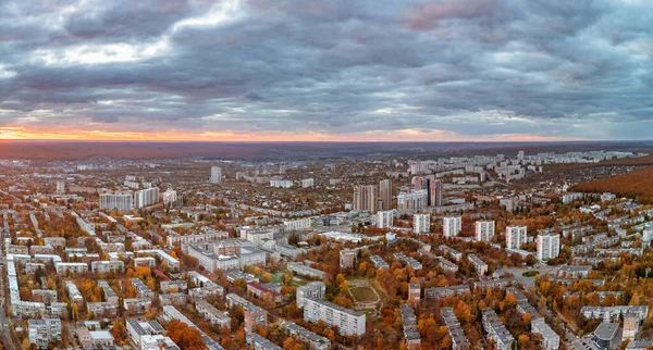 Gökyüzü Rengarenk Sonbahar Şehri Güneş Batımı Manzaralı Destansı Bulut Manzaralı — Stok fotoğraf