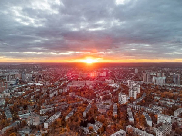 Сонце Світить Епічними Хмарами Повітряне Яскраве Осіннє Місто Захід Сонця — стокове фото
