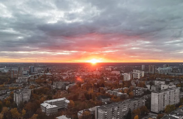 Parlayan Güneşli Havadan Şehir Manzarası Gri Binalı Renkli Günbatımı Manzarası — Stok fotoğraf