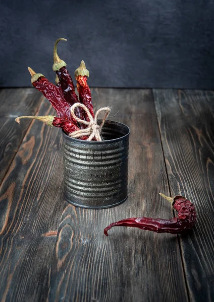 Koyu ahşap arka planda kurutulmuş kırmızı biber.