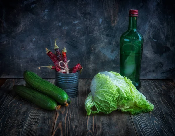 Bahan-bahan untuk mentimun salad, cabai kubis Cina, minyak pada latar belakang kayu yang gelap — Stok Foto