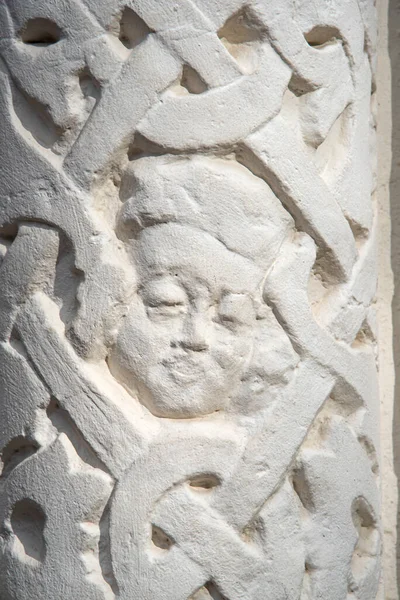 Batu Putih Tua Bas Relief Wajah Manusia Dalam Ornamen Slavia — Stok Foto