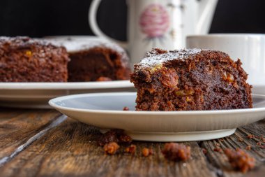 Çikolatalı ve kuru üzümlü kek.