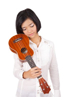bir ukulele tutan genç bir Asyalı kız