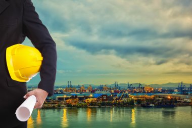 işçi güvenliği için sarı kask holding inşaat mühendisi