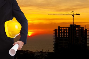 işçi güvenliği için sarı kask yeni highrise apartmanlar özgeçmişlerine holding inşaat mühendisi