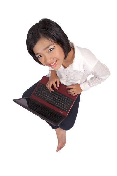 Mladá asijská podnikatelka pracuje na notebooku — Stock fotografie