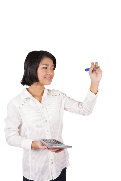 Jovem empresária asiática segurando uma calculadora e um marcador — Fotografia de Stock