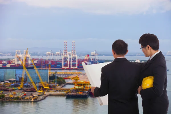 Two engineers looking at the construction plan — Stock Photo, Image