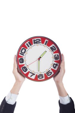 İş adamı saat tutuyor.