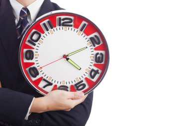 büyük bir kırmızı saat tutan işadamı