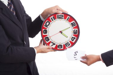 büyük bir kırmızı saat tutan işadamı