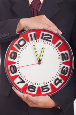 büyük bir kırmızı saat tutan adam