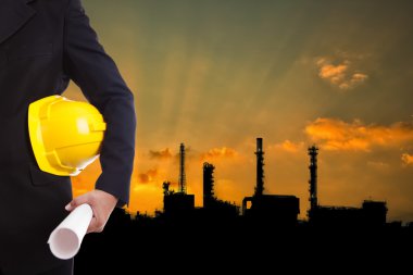 İnşaat mühendisi sarı kask ve plan