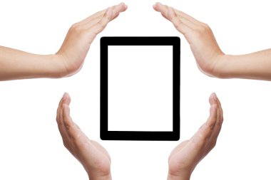 dört el üzerinde beyaz izole, ortada bir tablet kopya alanı oluşturdu.