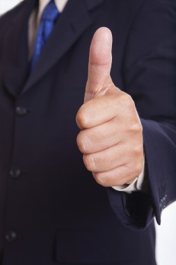 İşadamı başparmaklarını gösteriyor
