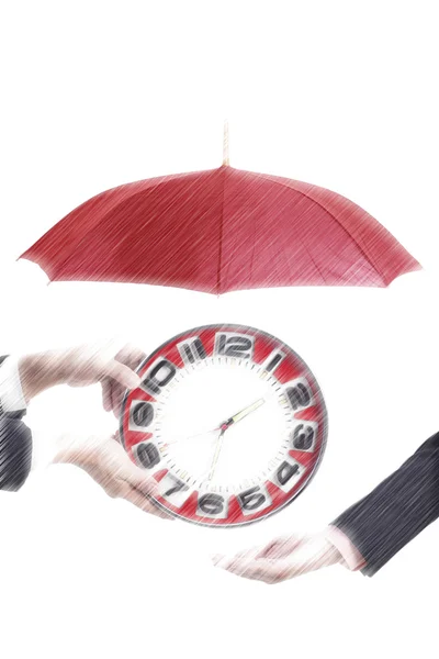 Deux hommes tiennent une grande horloge rouge et la couvrent d'un parapluie — Photo