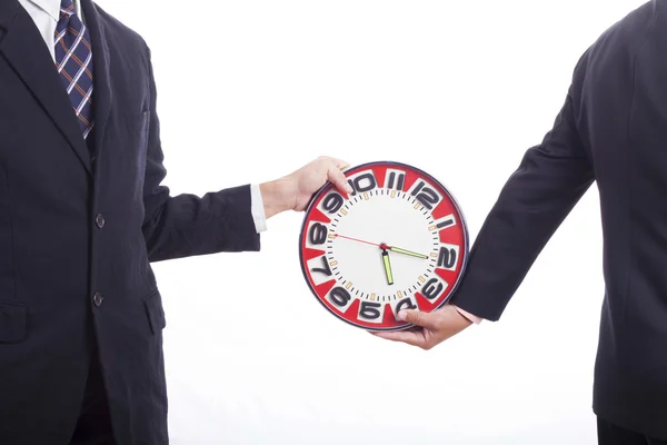 Zwei Geschäftsleute halten Uhr — Stockfoto