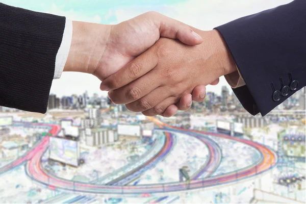Handdruk tussen twee zakenlieden — Stockfoto