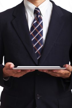 Elinde tablet olan bir iş adamı.