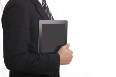 Elinde tablet olan bir iş adamı.