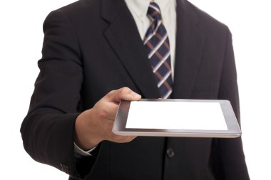 Elinde tablet olan bir iş adamı.
