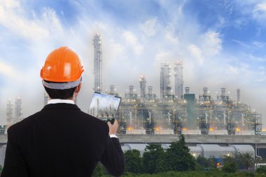 Kırmızı kask ve belgeler üzerinde arka plan bitki ile inşaat mühendisi