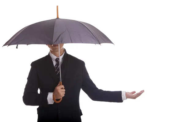 Affärsman som står under ett svart paraply — Stockfoto