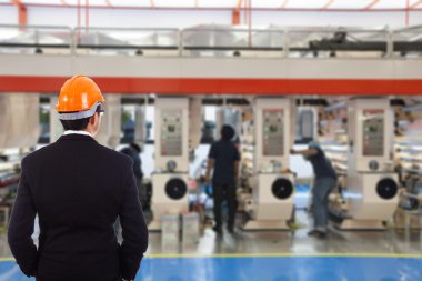 mühendis bir kask içinde üretim özgeçmişlerine anlamına gelir.