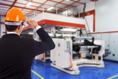 işadamı ile kask ayakta bitki içinde