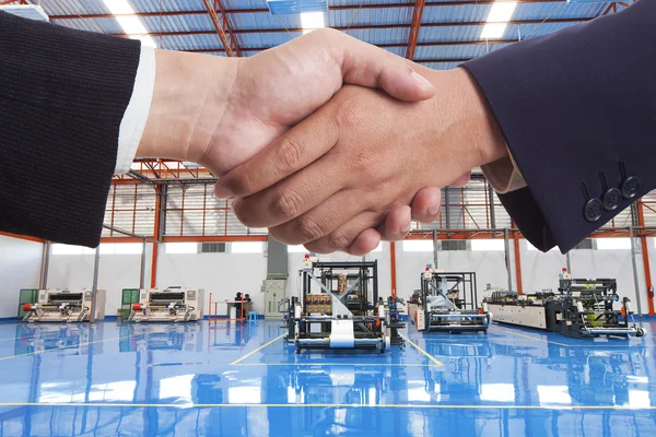 Dos hombres de negocios dándose la mano — Foto de Stock