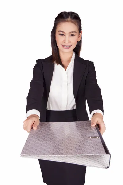 Азиатская бизнесвумен в черном костюме держит папку с документами — стоковое фото