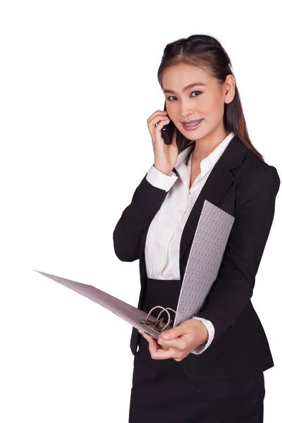 Asiática mujer de negocios en un traje negro hablando por teléfono y sosteniendo una carpeta grande —  Fotos de Stock