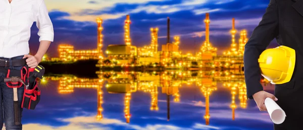 Two women engineers are on the background of a large plant — Stock Photo, Image