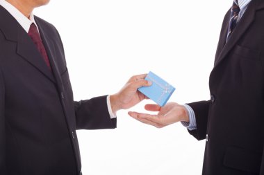 iş gifts.businessman bir hediye vermek için başka bir iş adamı