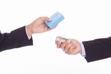 iş adamı başka bir işadamı para karşılığında bir hediye verir.