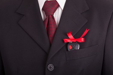 işadamı ön cebinde anahtar arabaya tutar.