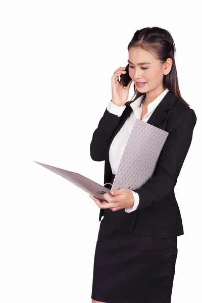 Mujer de negocios asiática sosteniendo una carpeta con documentos y habla por teléfono —  Fotos de Stock