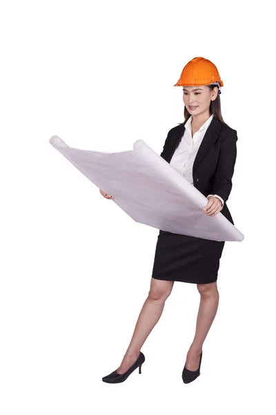 Engenheira mulher em um capacete laranja segurando um plano para o projeto — Fotografia de Stock