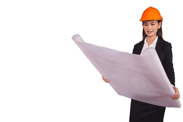 Mujer ingeniera con un casco naranja sosteniendo un plan para el proyecto — Foto de Stock