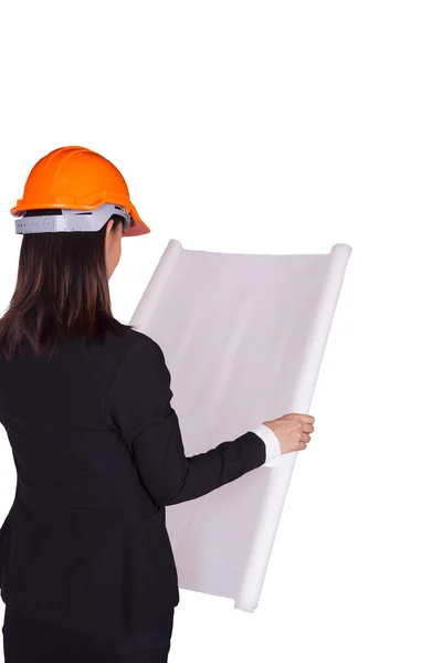 Engenheira mulher em um capacete laranja segurando um plano para o projeto — Fotografia de Stock