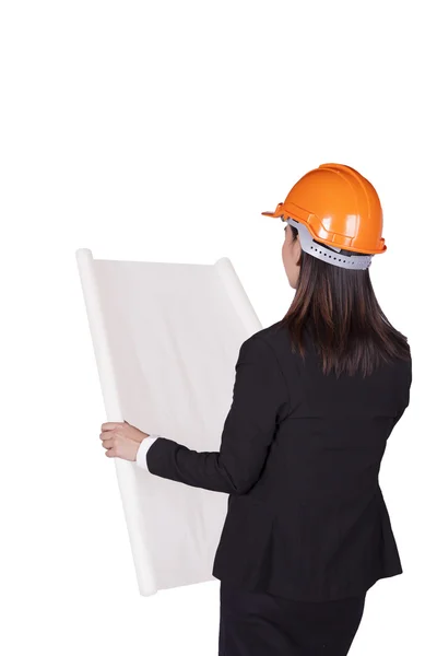 Engenheira mulher em um capacete laranja segurando um plano para o projeto — Fotografia de Stock