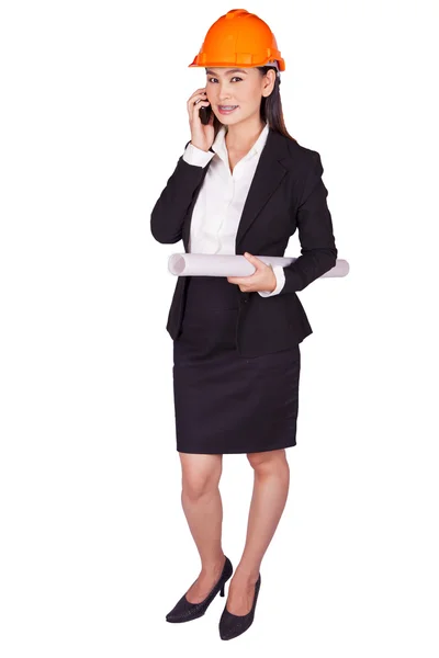 Ingeniera mujer en un casco naranja hablando por teléfono —  Fotos de Stock