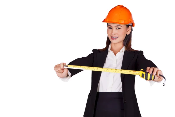 Ingeniera femenina mide la distancia a la pared —  Fotos de Stock