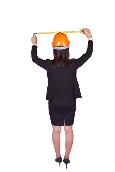 Kvinnliga ingenjör mäter avståndet till väggen — Stockfoto