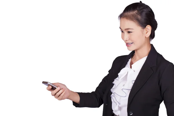 Femme d'affaires tenant un smartphone dans les mains — Photo