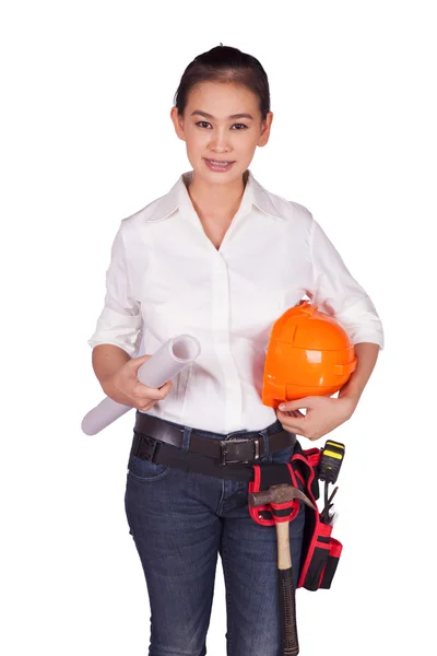 Engenheira mulher em um capacete laranja segurando documentos — Fotografia de Stock