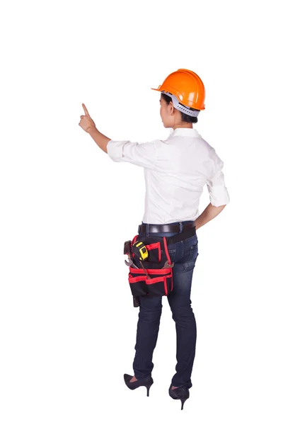 Ingeniera femenina con un casco naranja en la cabeza señala con el dedo —  Fotos de Stock